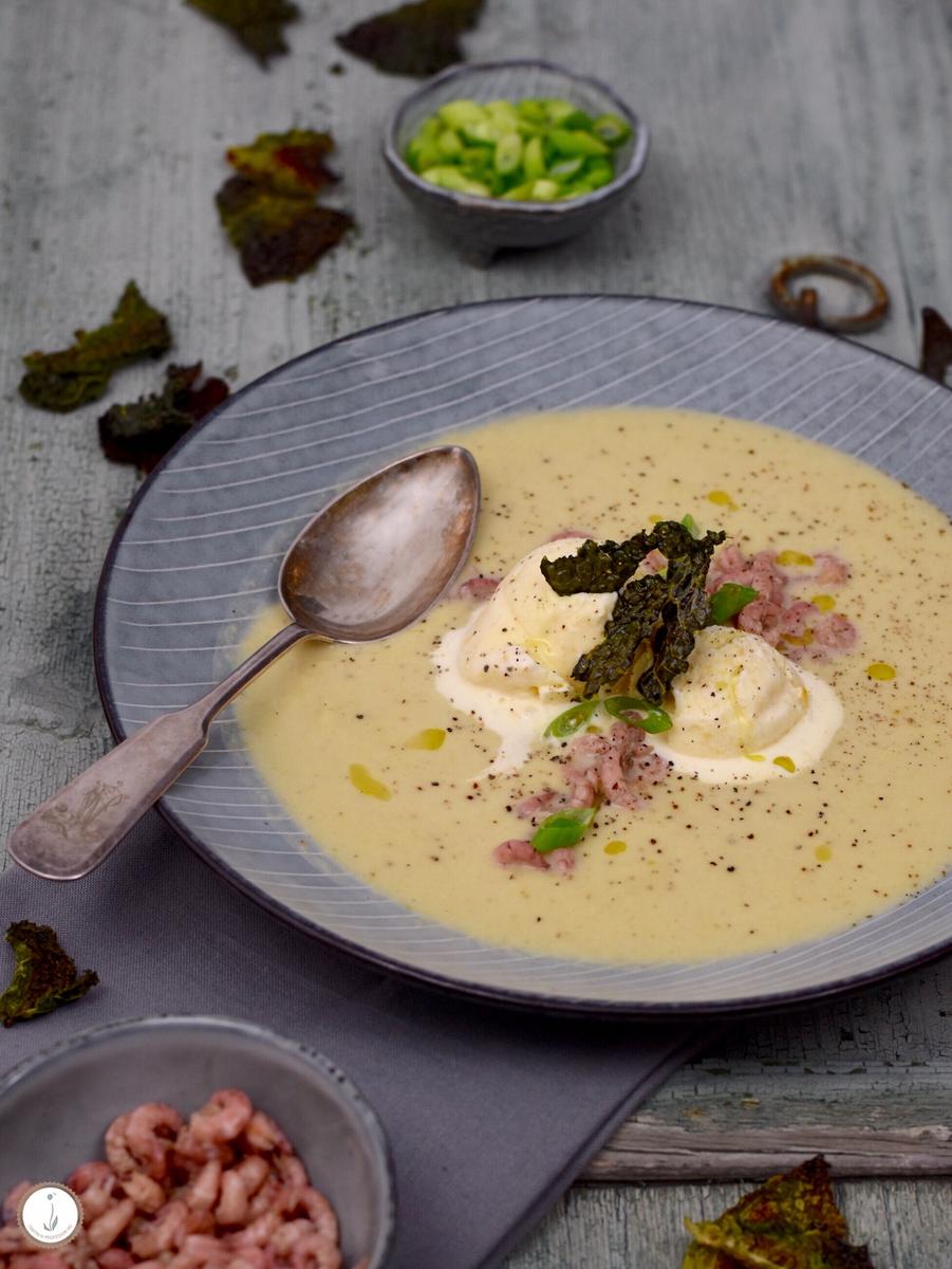 Rezeptbild: Wirsing-Rahmsuppe mit Speck-Eis, Krabben & Wirsing-Chips
