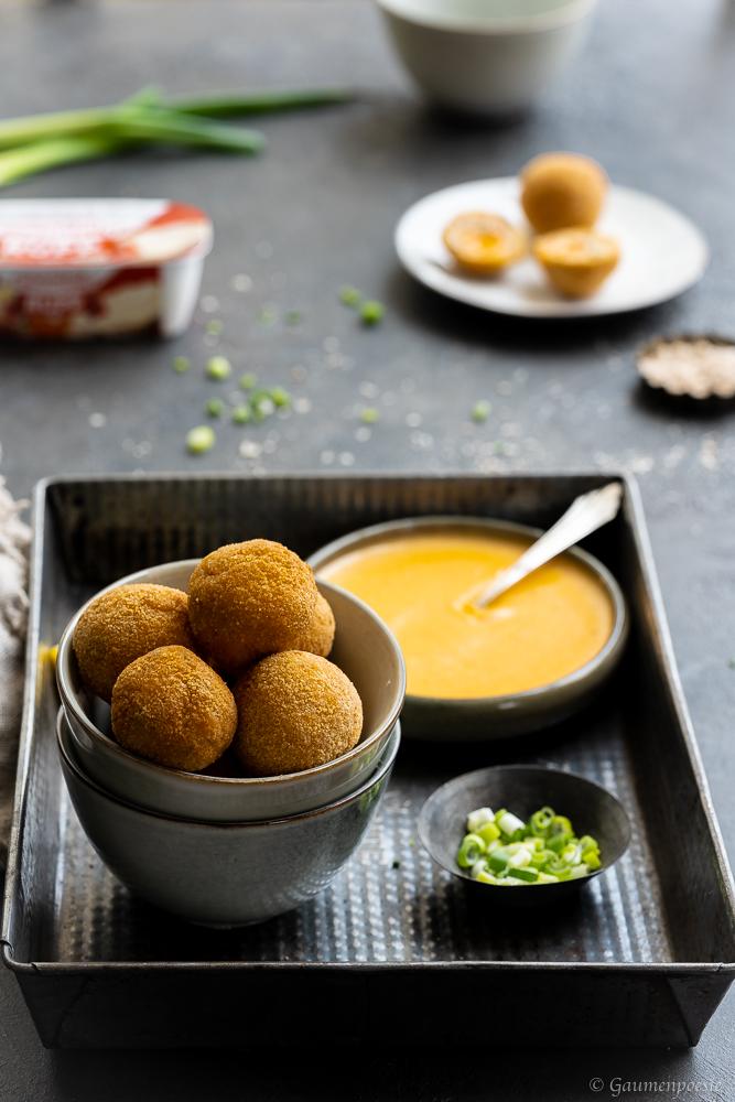 Rezeptbild: Chili-Cheese-Chickenballs mit Chili-Cheese-Dip 
