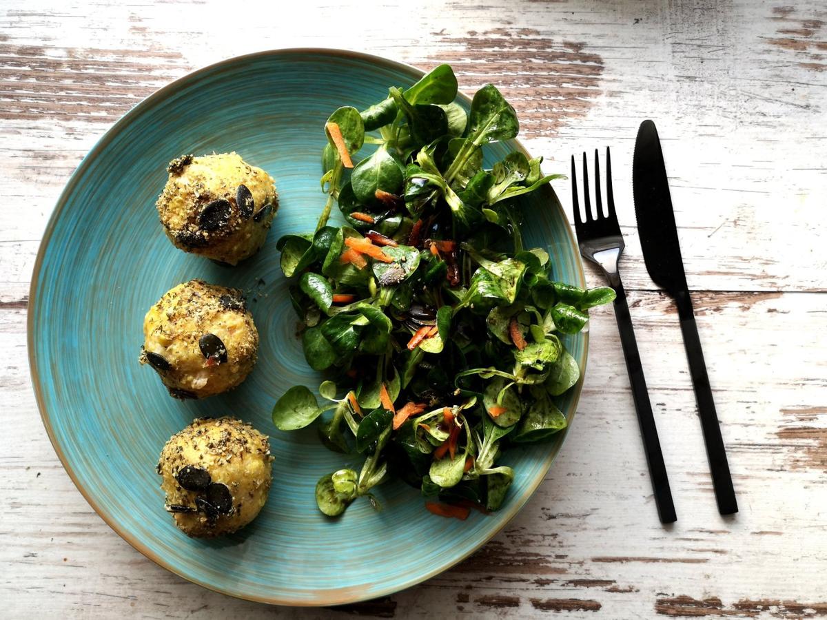 Rezeptbild: Kürbisknödel im Kürbiskernmantel & Vogerlsalat