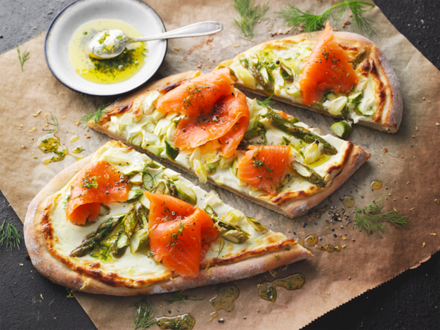 Rezeptbild: Flammkuchen mit Spargel und Räucherlachs