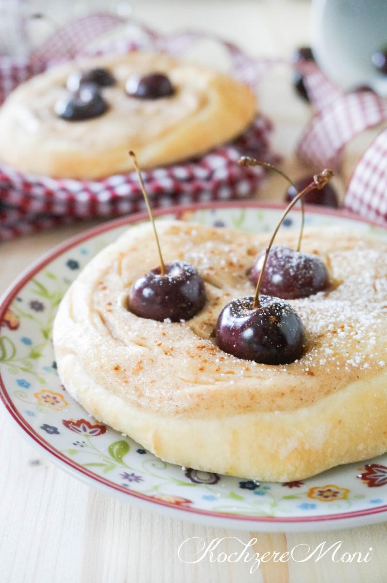 Rezeptbild: Schmandfladen mit Kirschen und Zimt