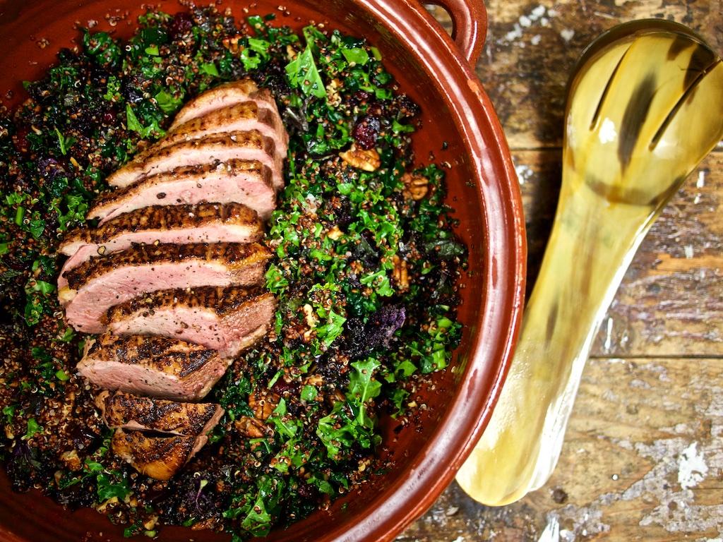 Rezeptbild: Entenbrust auf Grünkohl-Quinoa-Salat mit Cranberries und Pekannüssen