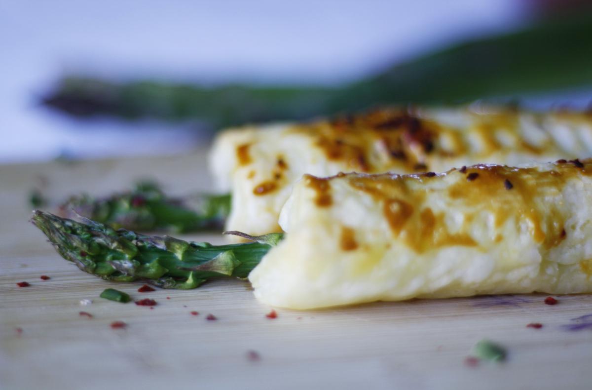 Rezeptbild: Grüner Spargel mit Frischkäse in Blätterteig