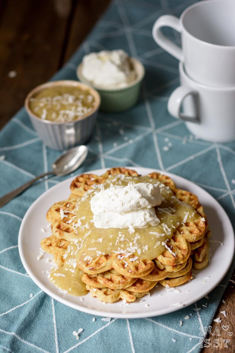 Rezeptbild: Kokos-Vollkornwaffeln mit Rhabarberkompott
