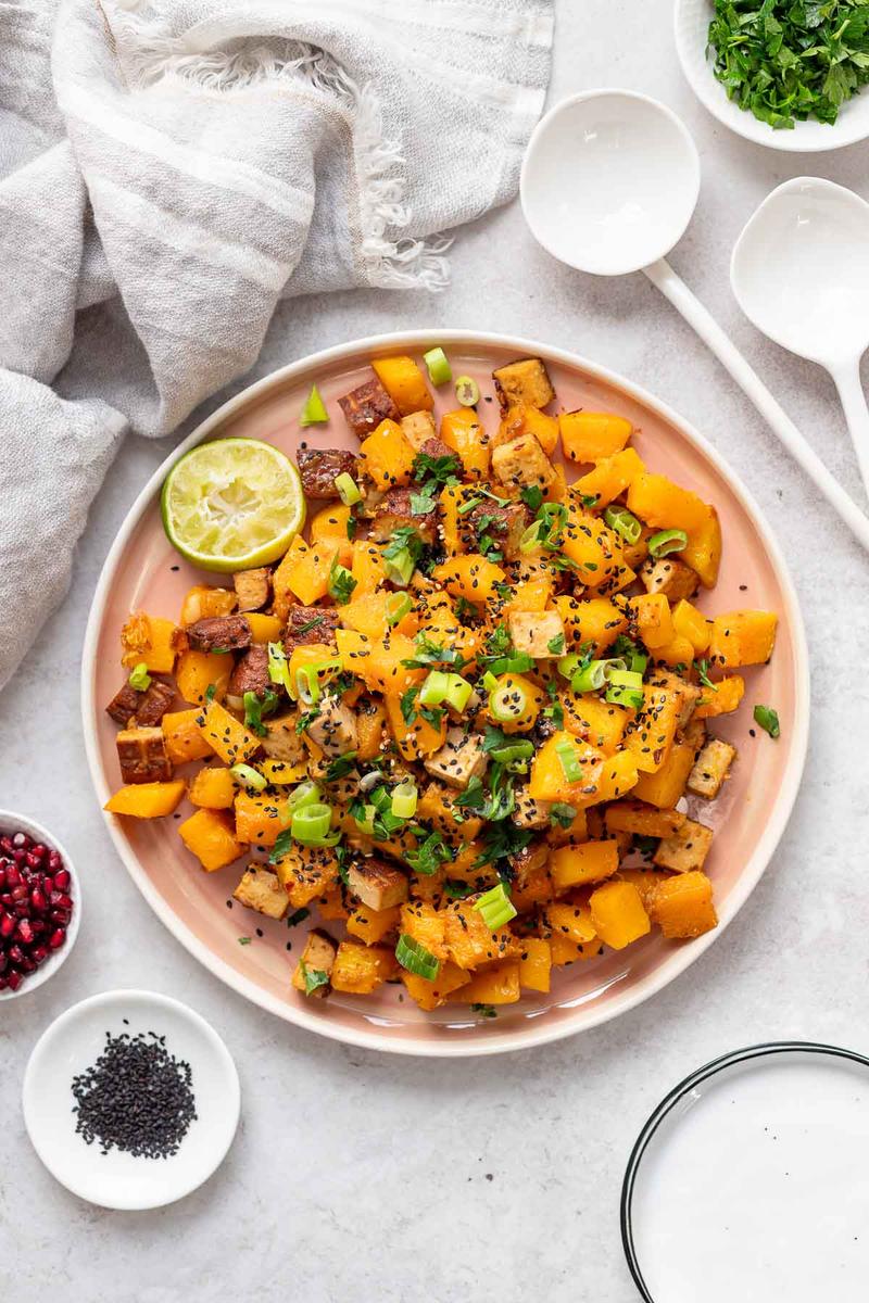 Rezeptbild: Gerösteter Ofenkürbis mit Ingwer, Miso & Tofu