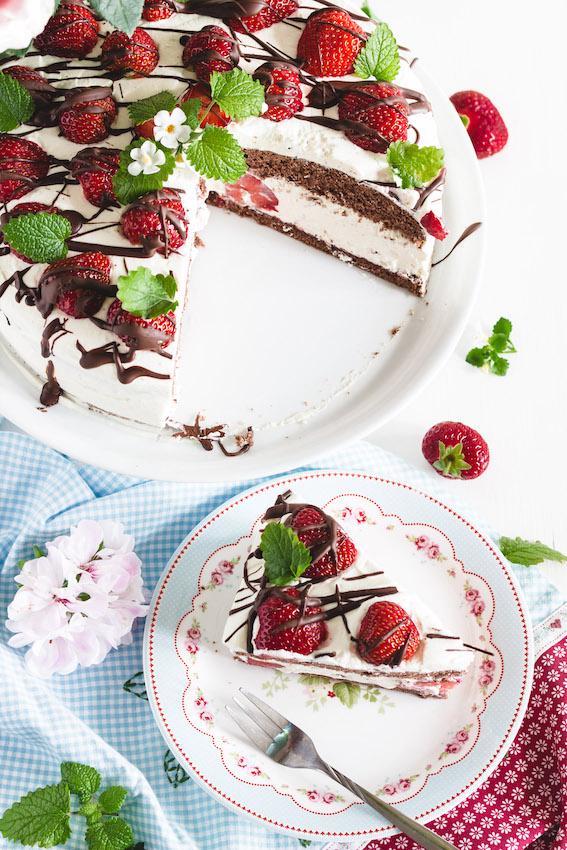 Rezeptbild: ERDBEERTORTE MIT HOLUNDERBLÜTENCREME UND SCHOKOBISKUIT