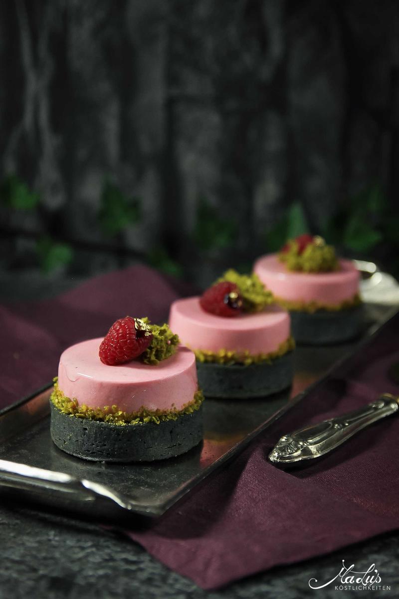 Rezeptbild: Schwarze Himbeer-Pistazien Tartelettes mit Lychees