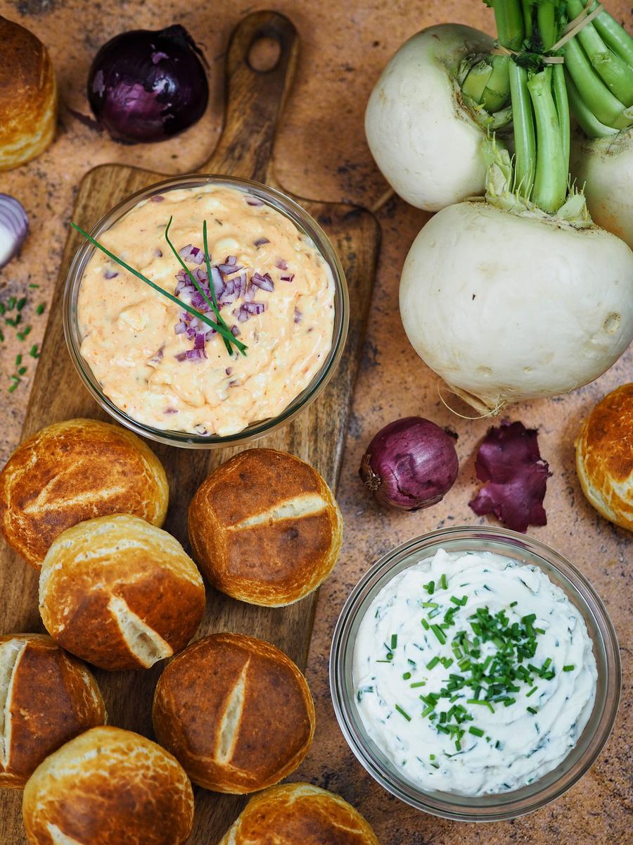 Rezeptbild: Blitzschnell selbstgemachte Laugenbrötchen & zwei bayerische Brotaufstriche: Obatzda & Schnittlauchcreme
