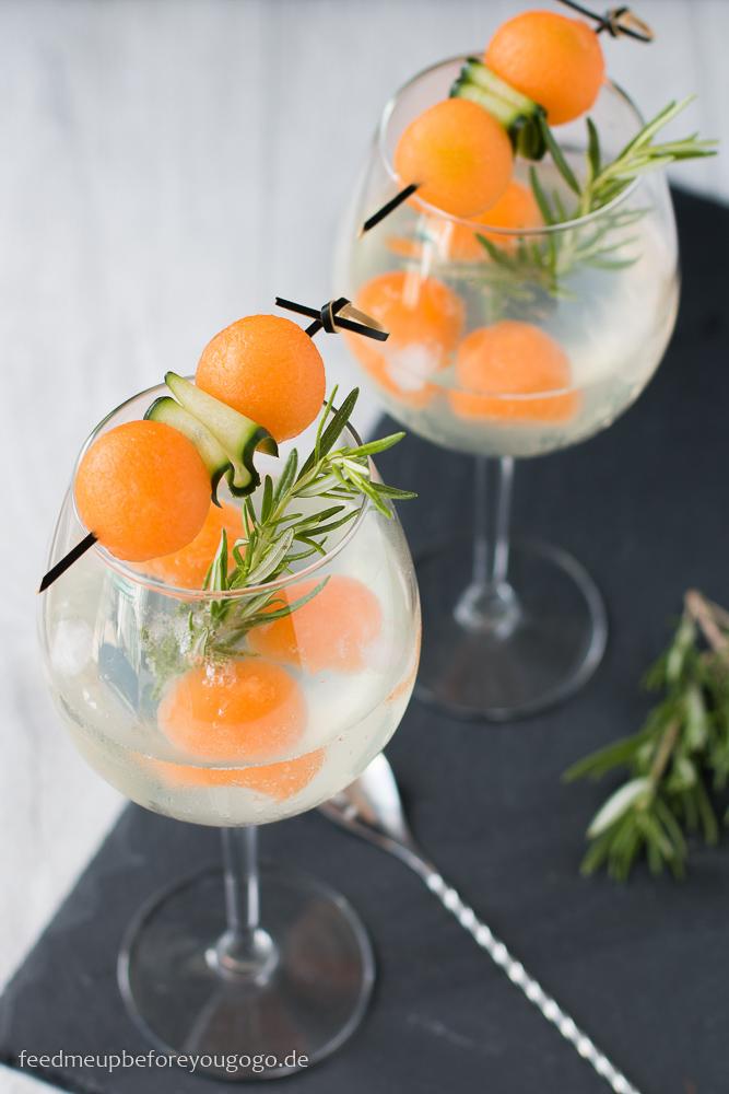 Rezeptbild: Gin & Tonic mit Melone, Gurke und Rosmarin