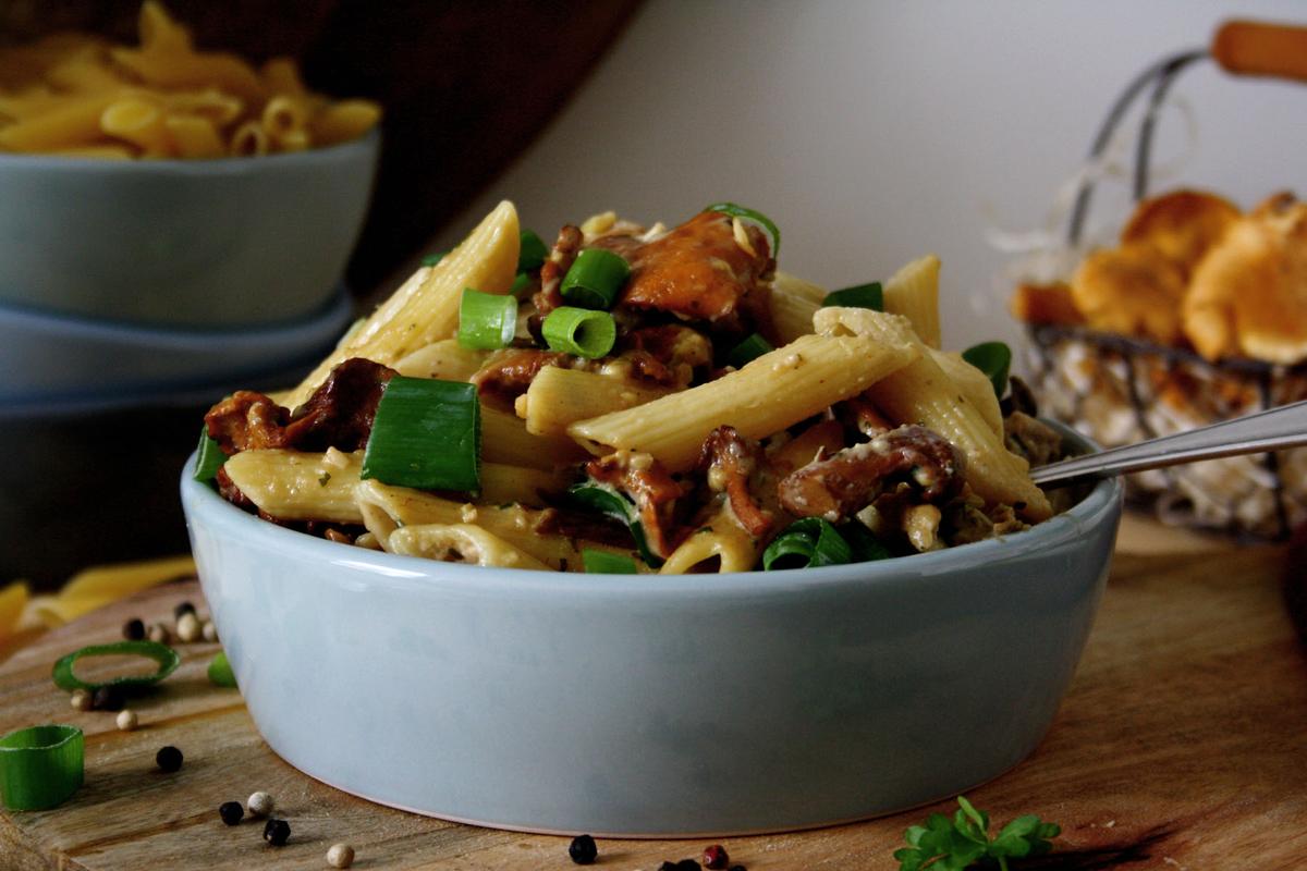 Rezeptbild: Penne mit frischen Pfifferlingen & Lauchzwiebeln