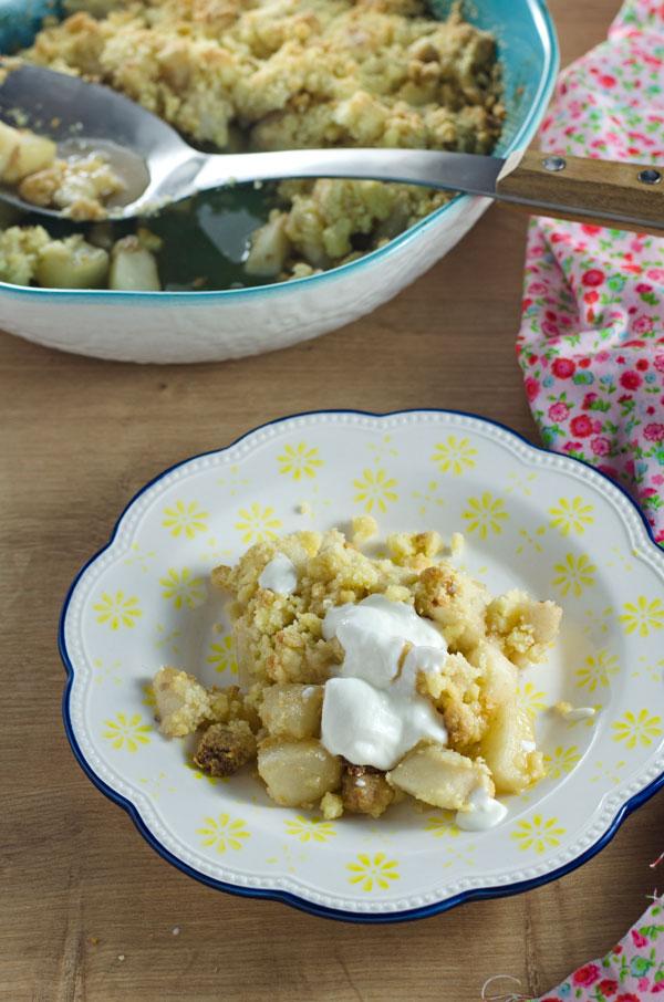 Rezeptbild: CRUMBLE MIT KARAMELLISIERTEN BIRNEN UND RICOTTA-JOGURTCREME