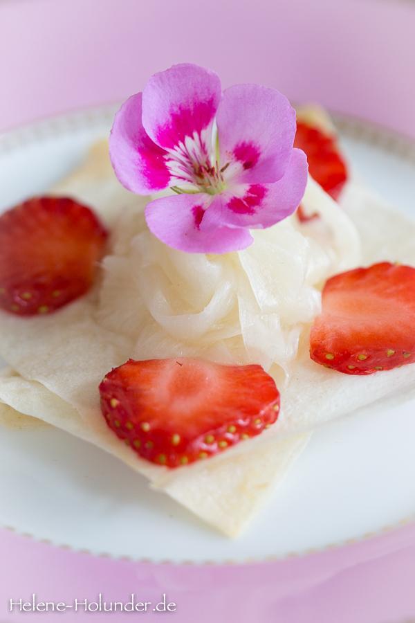 Rezeptbild: Marinierter Spargel mit Erdbeeren auf Filoteig, natürlich vegan!