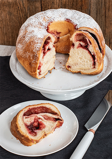 Rezeptbild: Grantnnudl (Hefekuchen gefüllt mit Preiselbeeren) aus Österreich