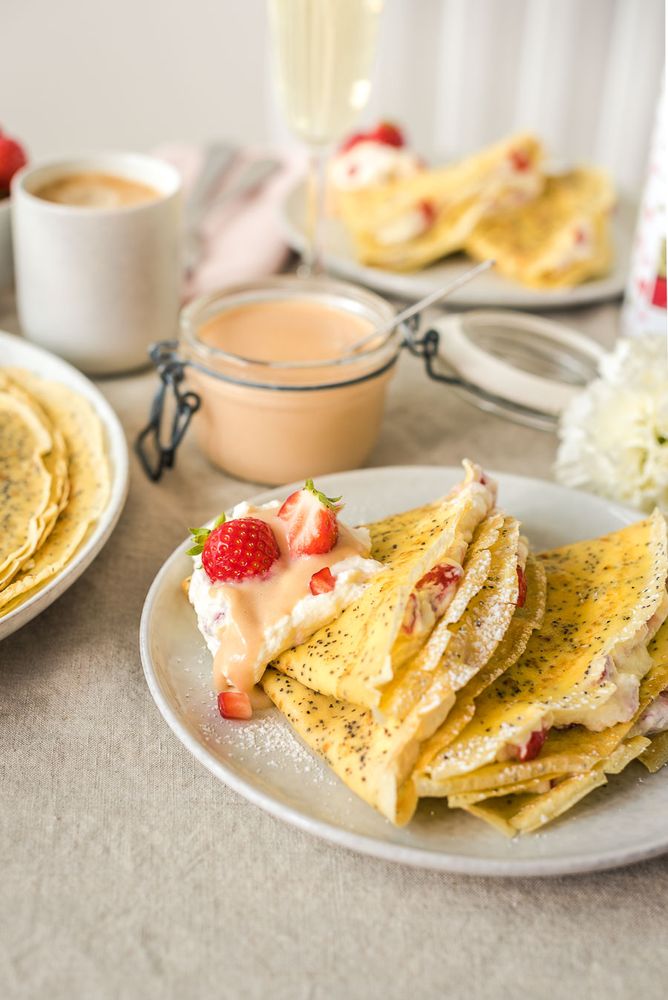 Rezeptbild: Mit Erdbeeren gefüllte Mohncrêpes