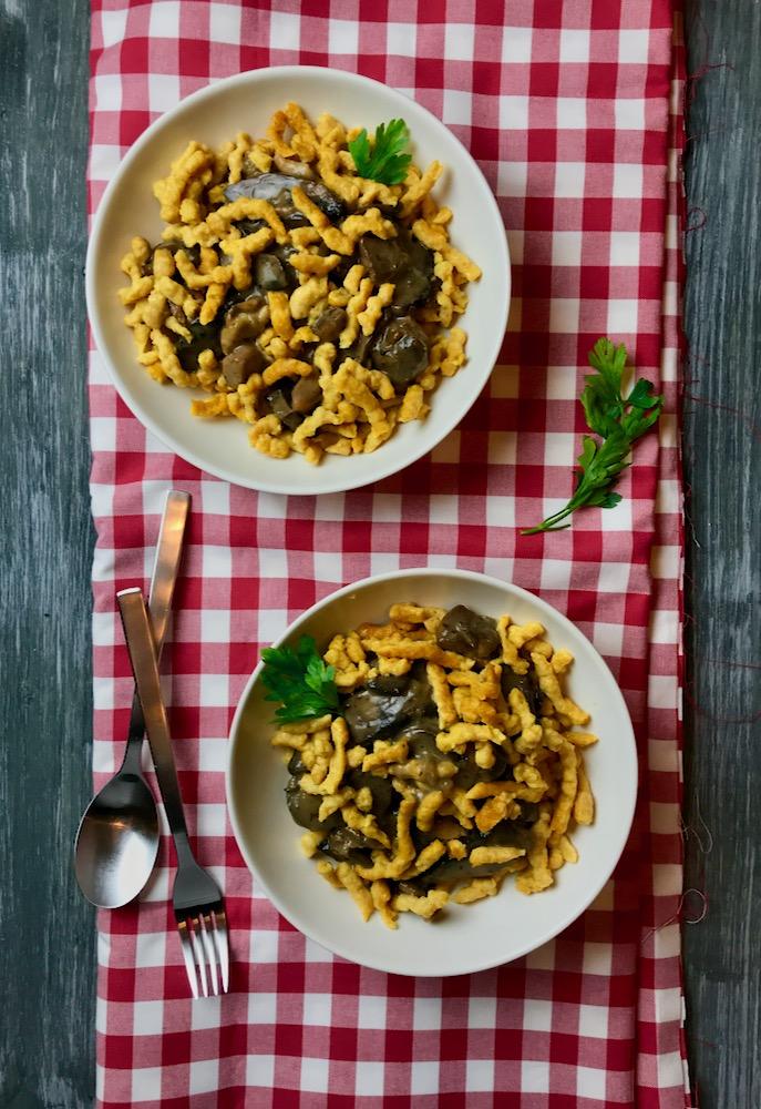 Rezeptbild: Vollkorn-Kürbisspätzle mit Hähnchen-Pilzgeschnetzeltem