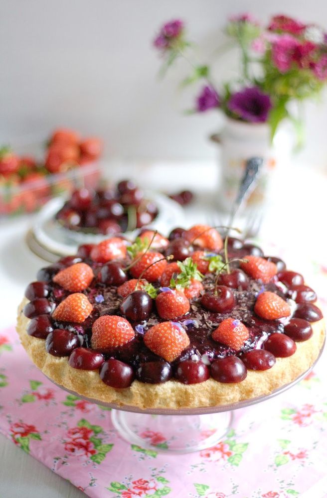 Rezeptbild: Früchtebiskuitkuchen mit Blaubeersoße
