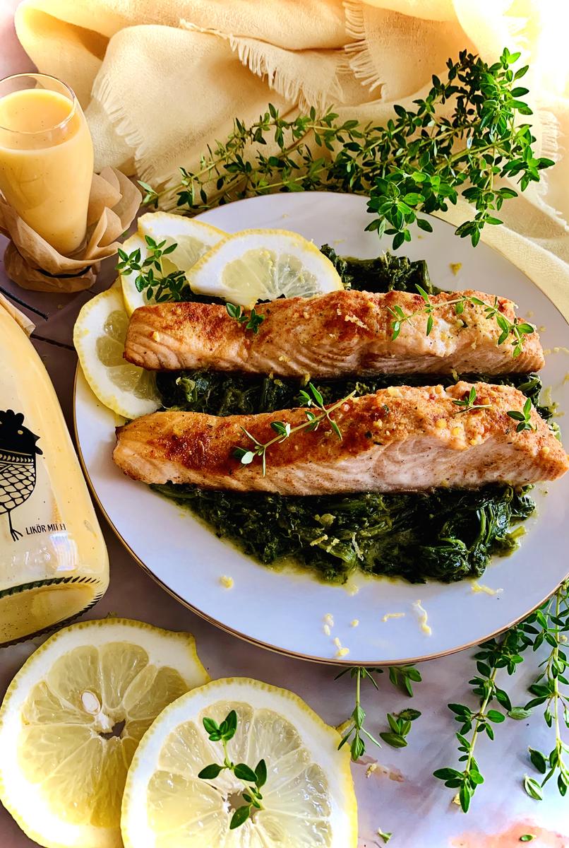 Rezeptbild: Lachs auf Spinat mit Eierlikör