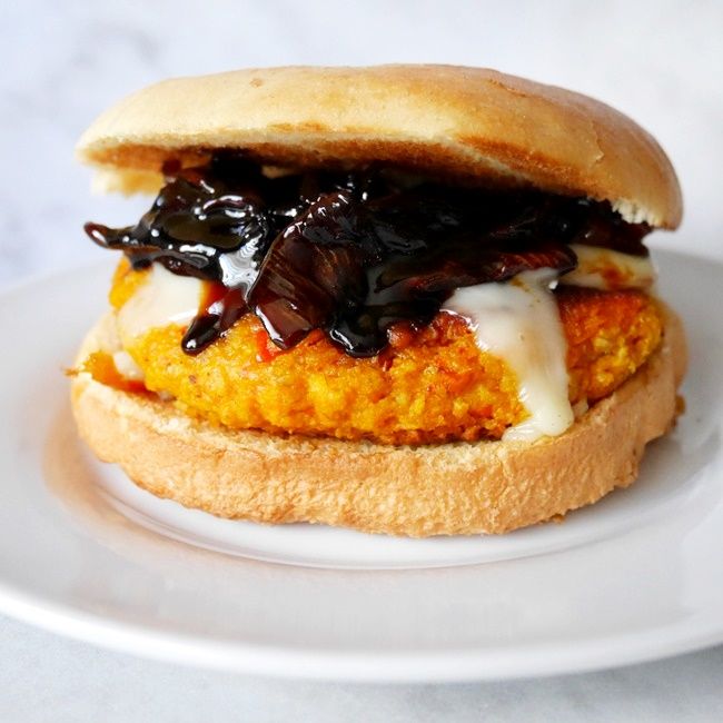 Rezeptbild: Kürbis-Burger mit Balsamico-Zwiebeln und geschmolzenem Camembert