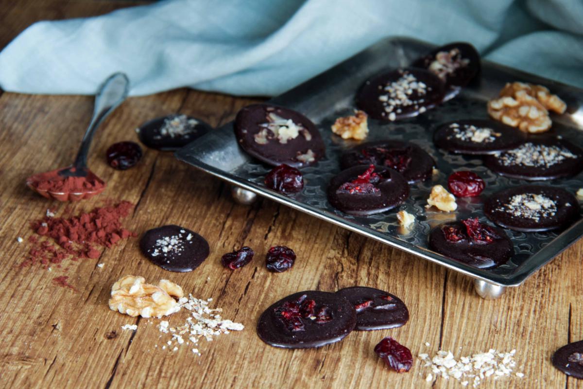 Rezeptbild: Selbst gemachte vegane Schokolade aus drei Zutaten