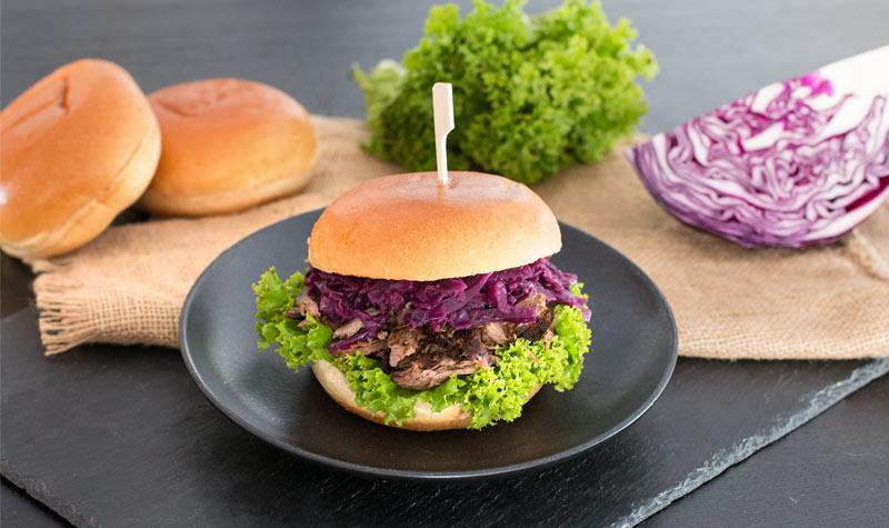 Rezeptbild: Weihnachtlicher Pulled Duck Burger mit Apfel-Rotkohl
