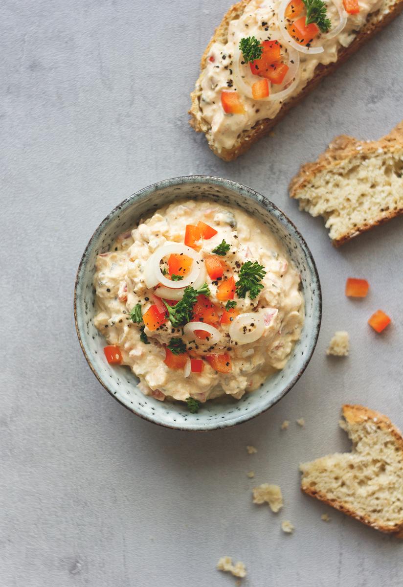 Rezeptbild: Liptauer – würziger Paprika-Aufstrich mit Quark und Butter