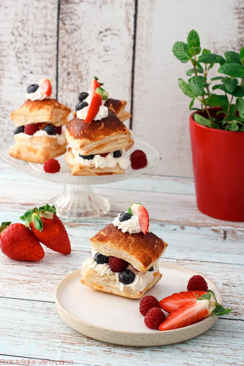 Rezeptbild: Blätterteigschnitten mit Beeren und Sahne