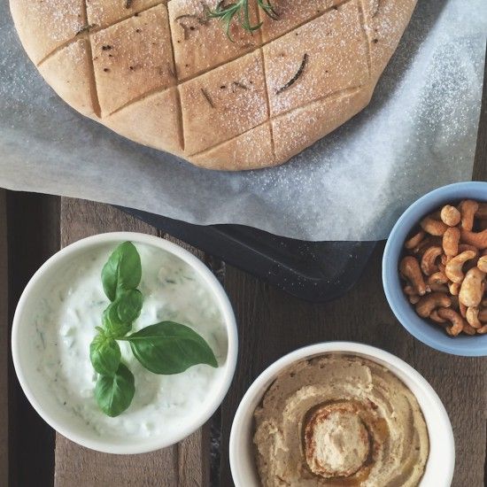Rezeptbild: Focaccia, Hummus & Tsatsiki