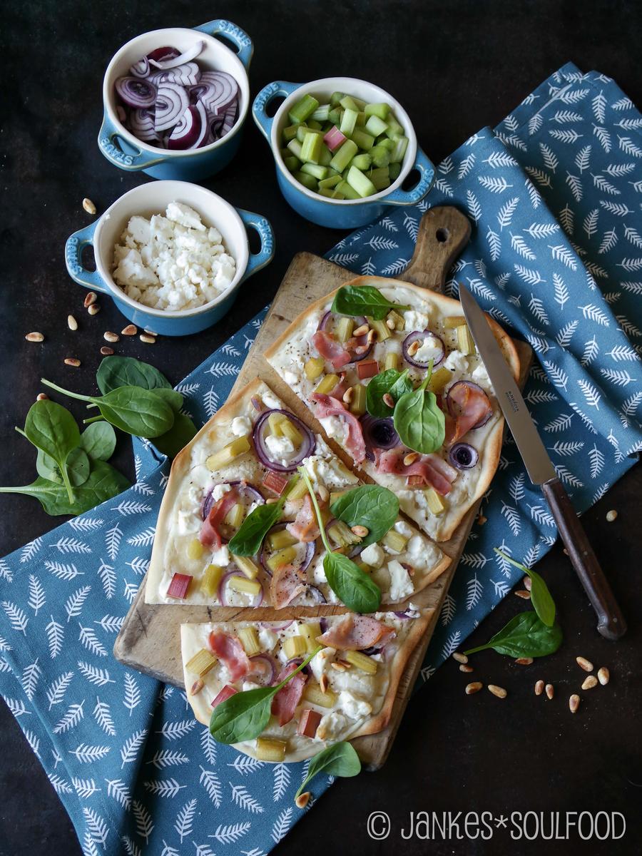 Rezeptbild: Rhabarber-Flammkuchen