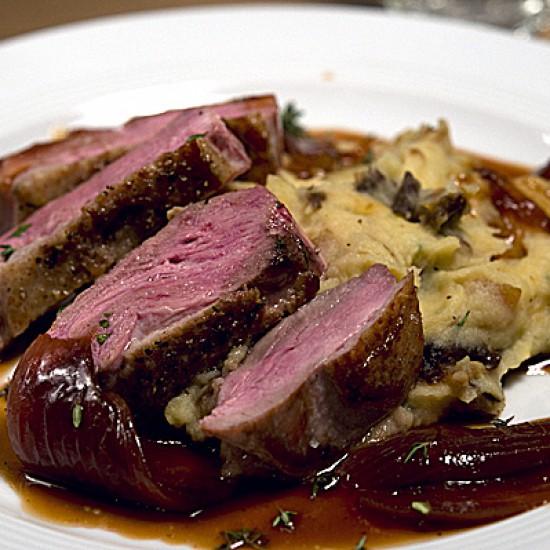 Rezeptbild: Entenbrust mit Dörrobst-Kartoffelpüree und Zwiebelsauce