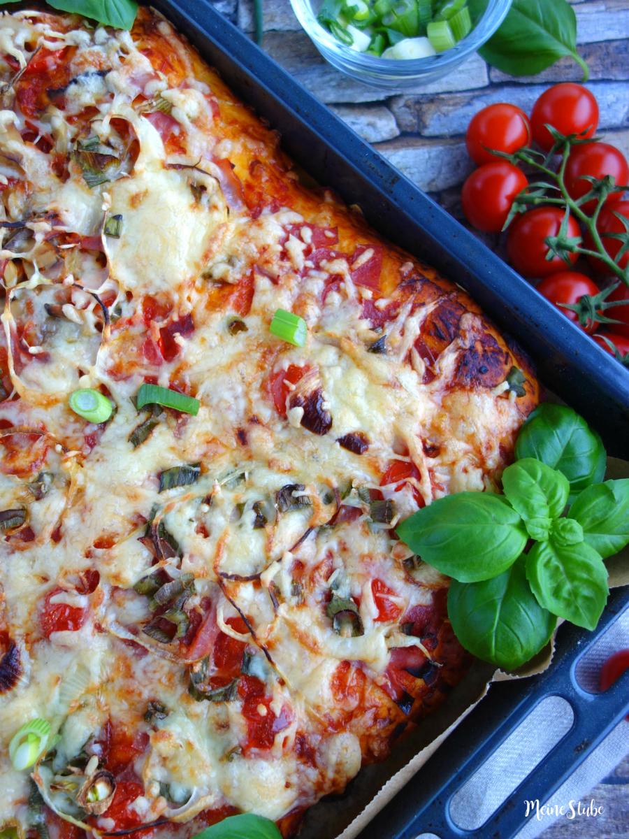 Rezeptbild: Pizza mit dicken und weichem Boden.