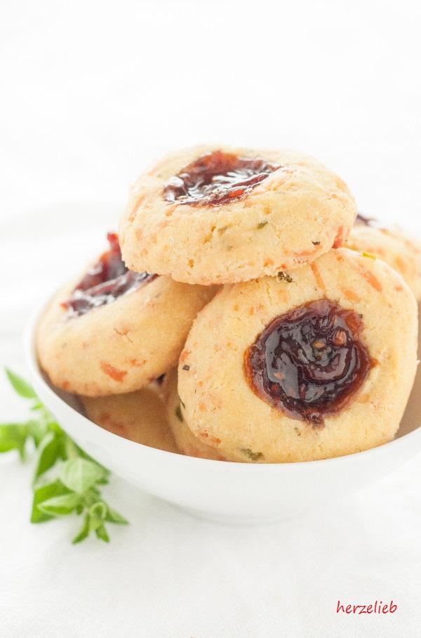 Rezeptbild: Käse-Engelsaugen mit herzhafter Tomatenmarrmelade
