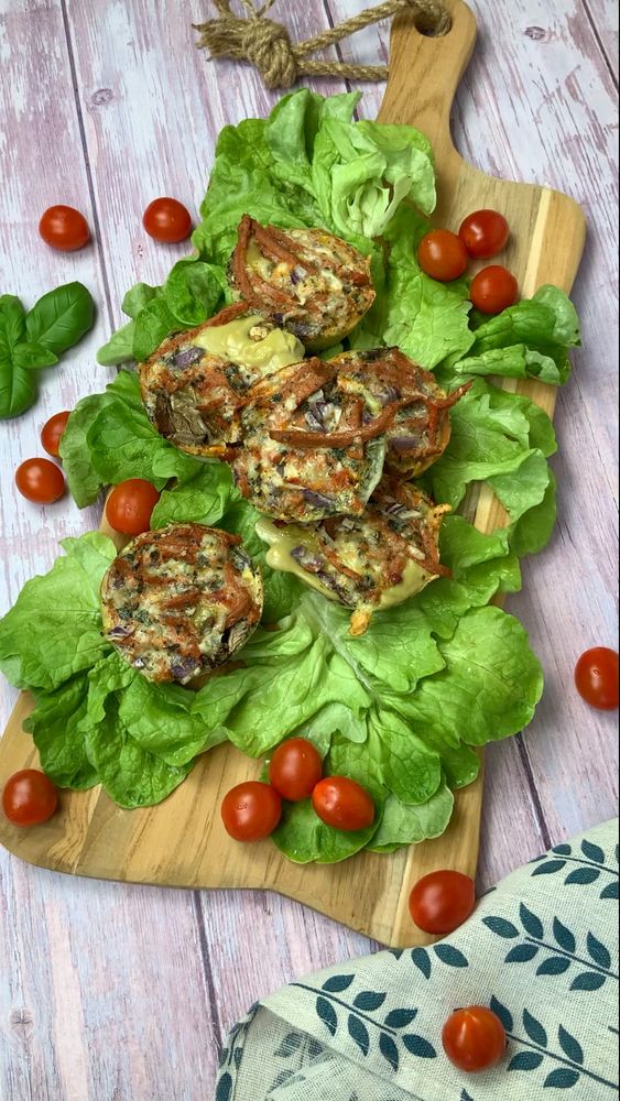 Rezeptbild: Deftige Rührei Muffins mit Speck, Käse und Champignons