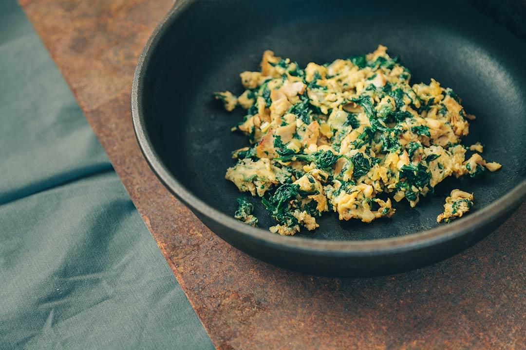 Rezeptbild: Schnelles Frühstücksrezept: Grünes Rührei mit Schinken, Käse und Spinat