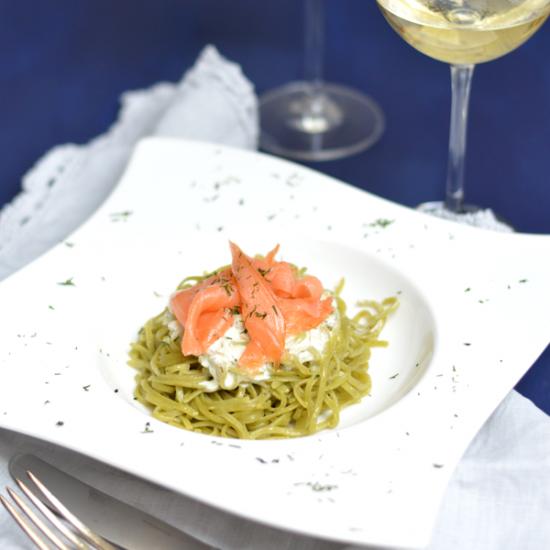 Rezeptbild: Räucherlachs an Weincremepasta