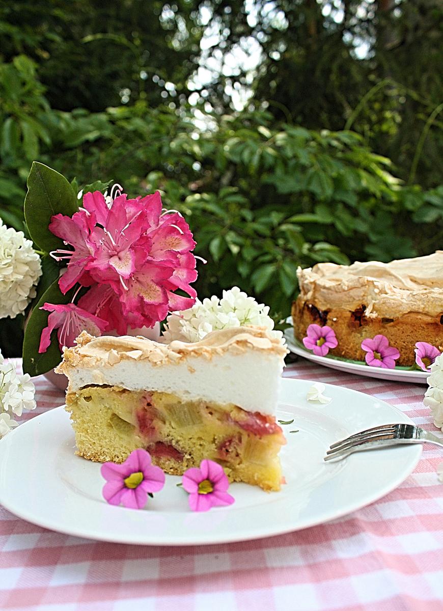 Rezeptbild: Rhabarber Erdbeer Kuchen mit Baiser