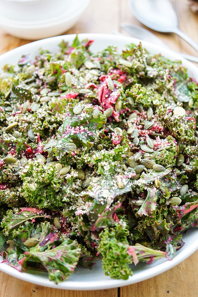 Rezeptbild: Ein einfacher Grünkohlsalat mit Zitronen-Tahin-Dressing