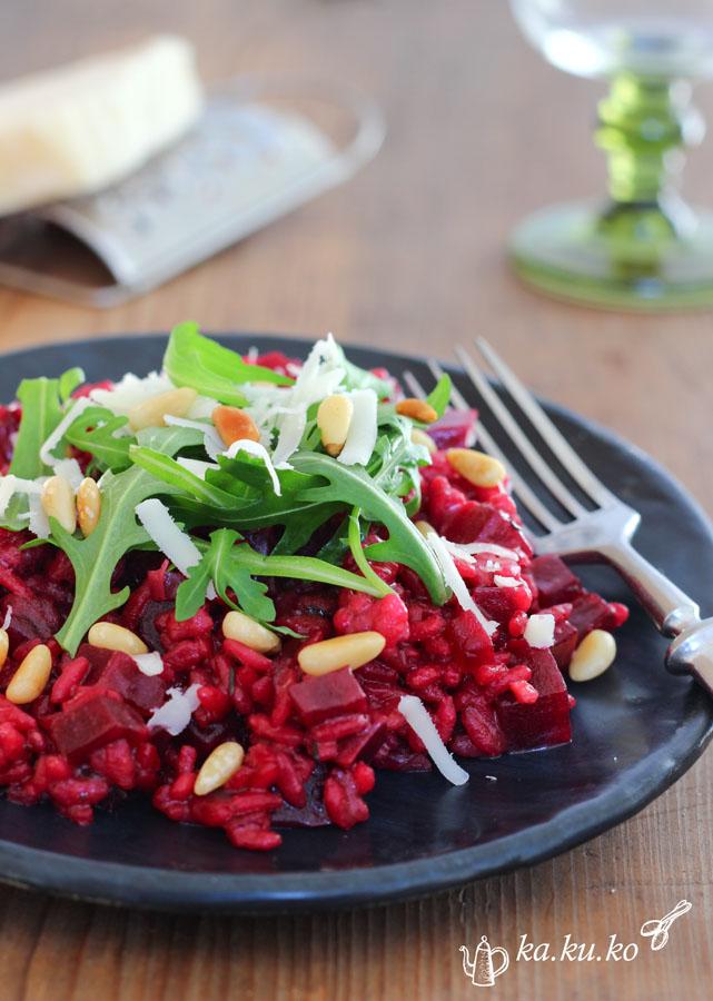 Rezeptbild: Rote-Beete Risotto mit Rucola, Ziegenkäse und Pinienkernen