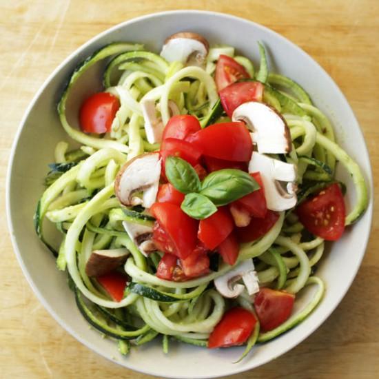 Rezeptbild: Zucchini Pasta mit Avocado Dressing