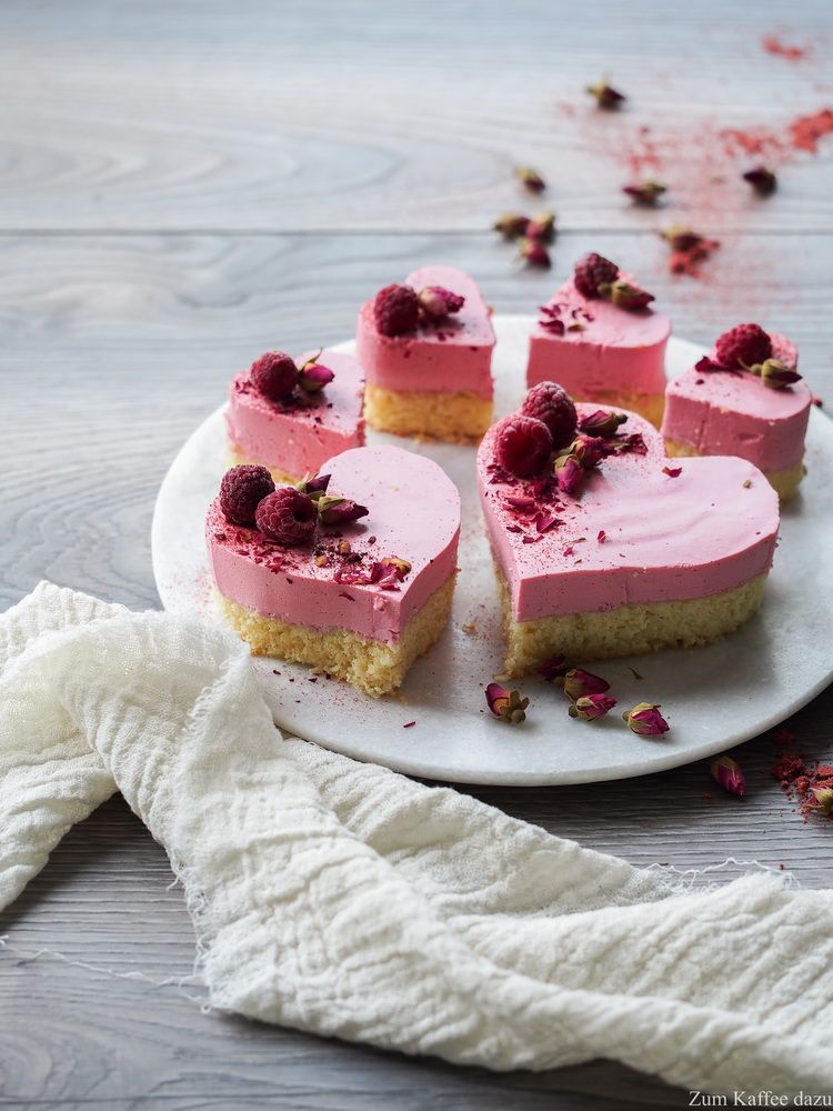 Rezeptbild: Herztörtchen mit Himbeer-Rosen-Mousse