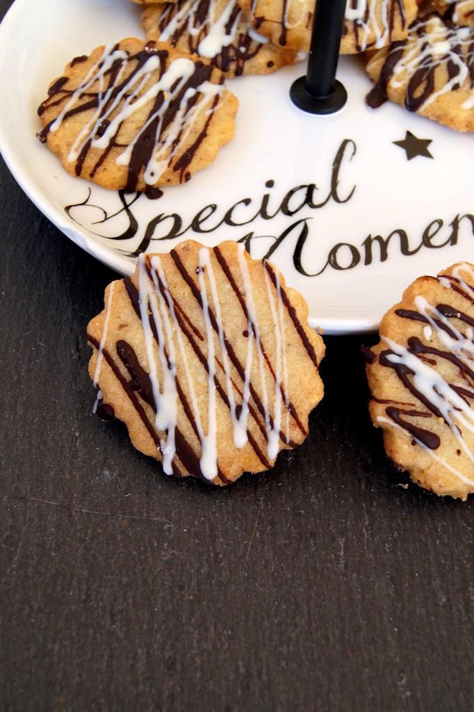 Rezeptbild: Haselnuss Vanille Kekse mit einem Topping aus weißer und dunkler Schokolade