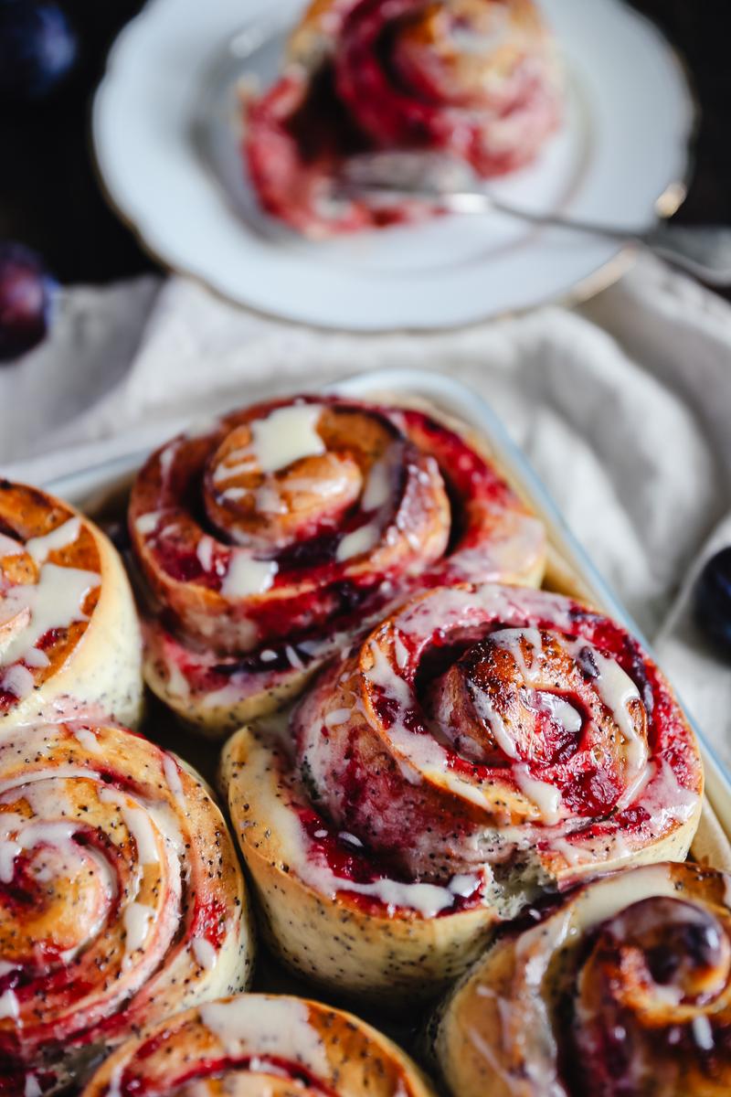 Rezeptbild: Mohn-Zwetschgen-Hefeschnecken mit Zitronen Frosting