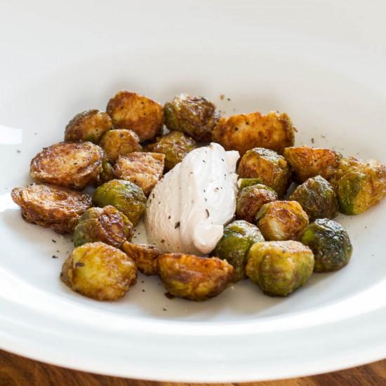 Rezeptbild: Frittierter Rosenkohl mit rauchigem Ziegenkäse