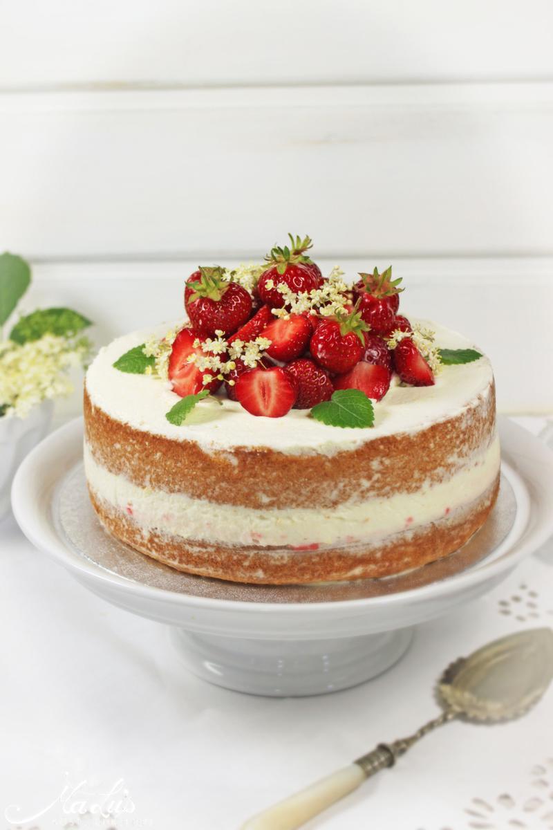 Rezeptbild: Kleines nackiges Törtchen mit Erdbeeren und Holunderblüten