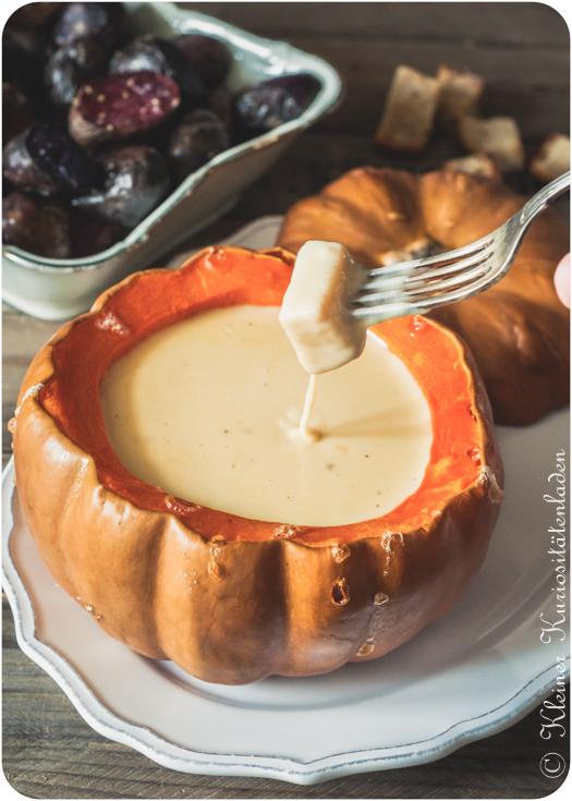 Rezeptbild: Käsefondue im gebackenen Ofenkürbis