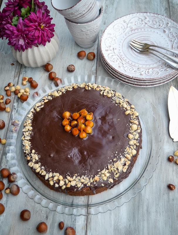 Rezeptbild: Saftiger Haselnusskuchen mit Schoko Glasur