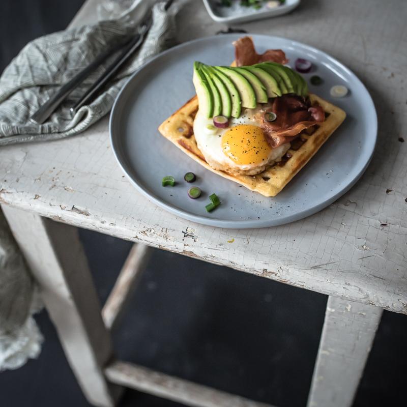 Rezeptbild: Herzhafte Parmesanwaffeln mit Spiegelei, Parmaschinkenchips und Avocado