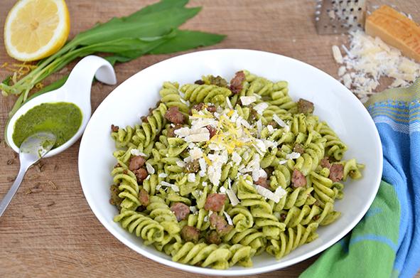 Rezeptbild: Bärlauchnudelsalat mit Salsiccia und Parmesan