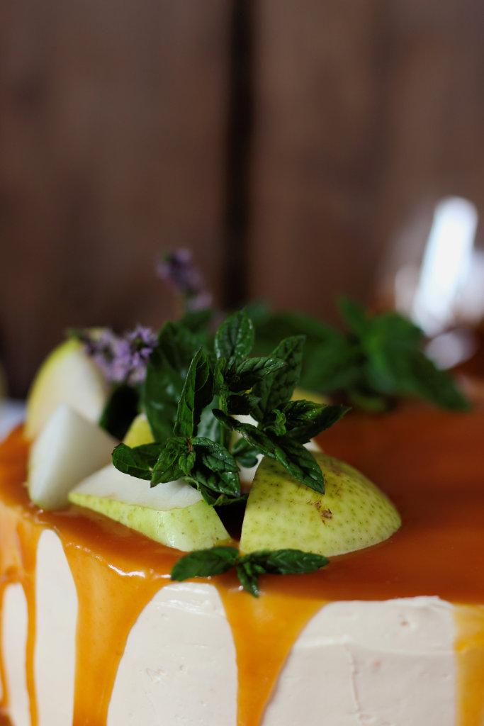 Rezeptbild: Birnentorte mit Schokoladenmousse und gesalzenem Bourbon-Karamell Frosting