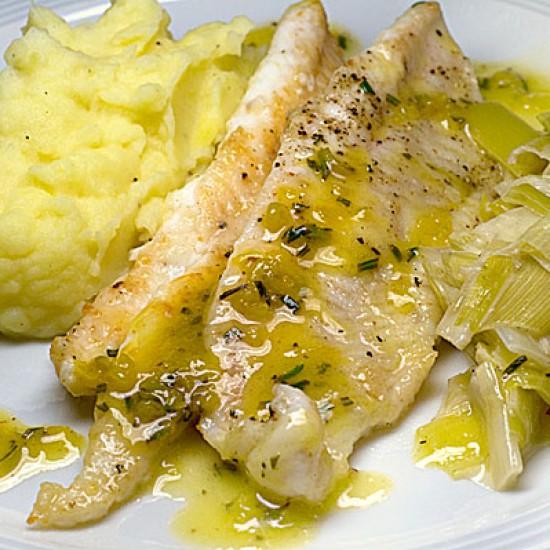 Rezeptbild: Seezungenfilets mit Zitronen-Rosmarin-Sauce und Apfel-Lauch-Gemüse