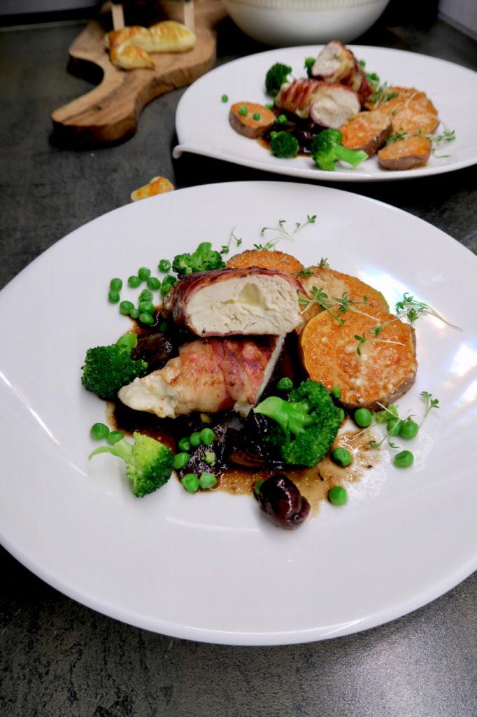 Rezeptbild: Huhn im Speckmantel, Balsamico-Kirschsauce & Süsskartoffeln mit Parmesankruste